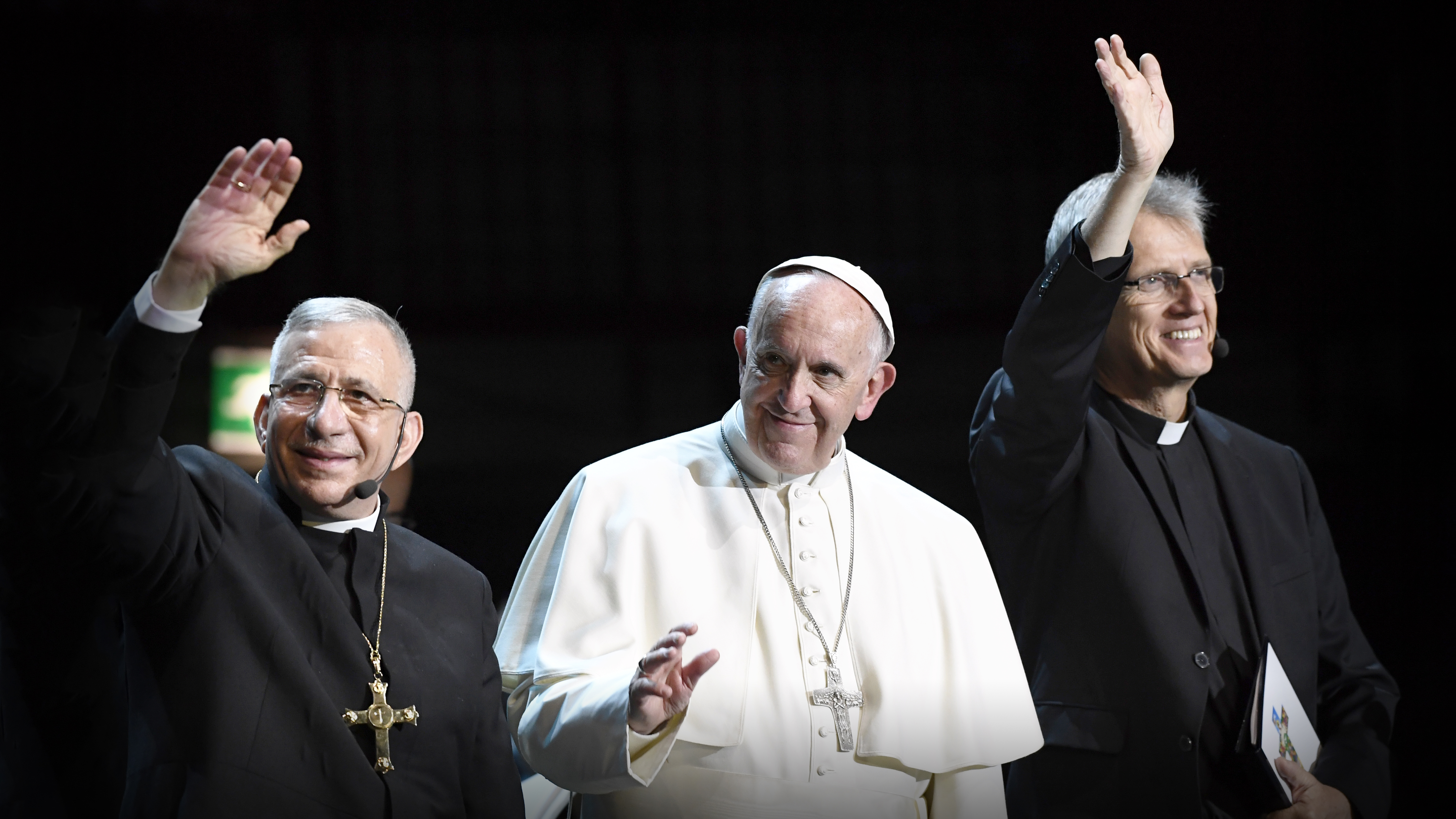 Difference between catholic and protestant church buildings picture