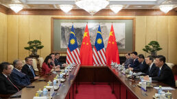 Malaysia Prefers China Over &lsquo;Unpredictable&rsquo; U.S.