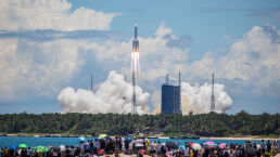 Dueling Mars Missions Highlight New Space Race