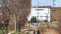 China Is Buying Up America&rsquo;s Farms