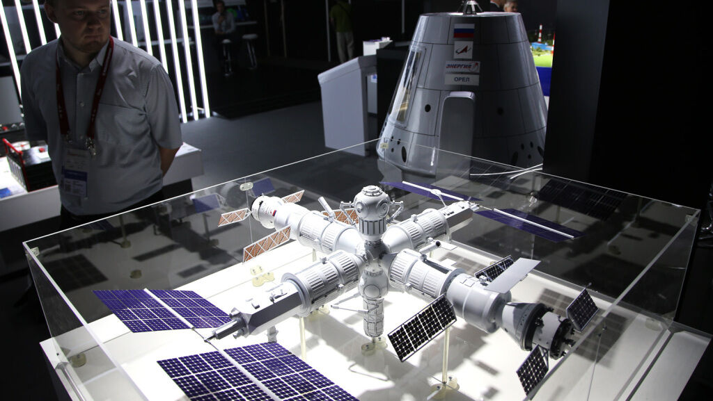 Russia Threatens to Blind U.S. Satellites Used to Help Ukraine - Vimarsana News