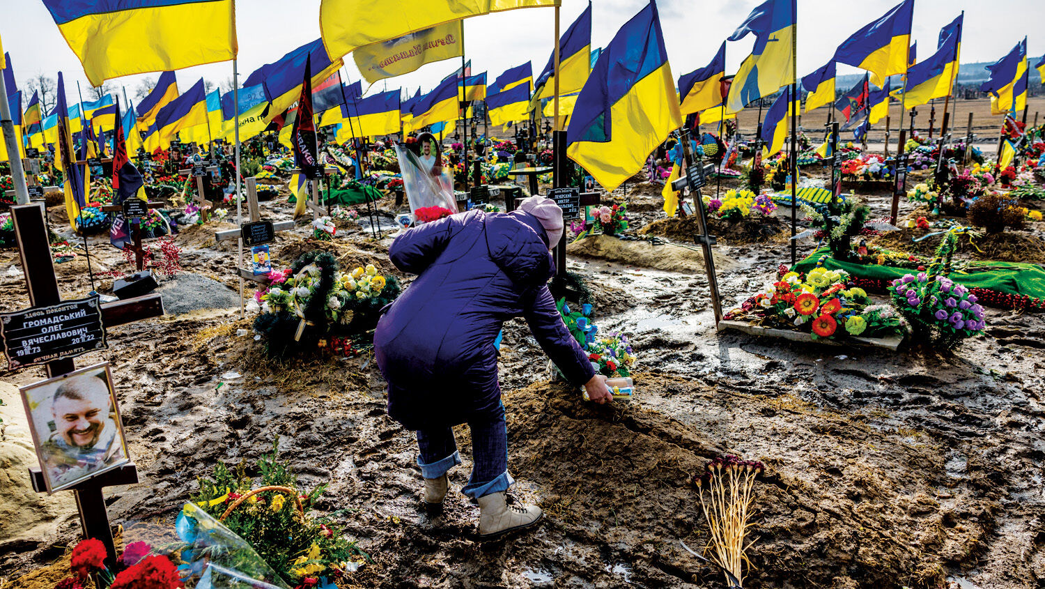 Сколько погибло украинцев на сегодняшний день официально. Кладбище на Украине с флагами. Кладбища ВСУ на Украине. Украинские кладбища ВСУ. Кладбище солдат ВСУ на Украине.